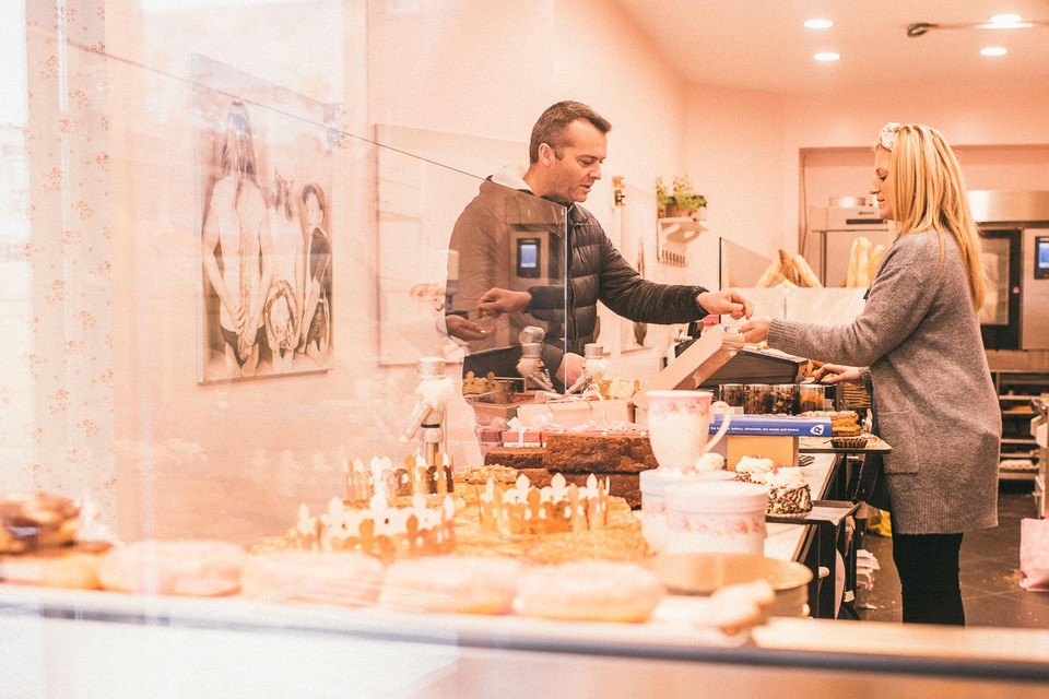 Vanessa De Weerdt bedient een van haar klanten in de bakkerij.