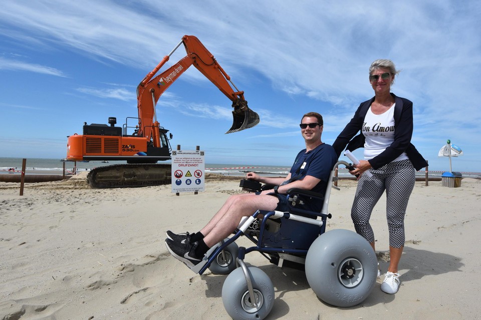 droefheid gips Gemarkeerd Eerste elektrische strandstoel zorgt voor meer comfort (Bredene) | Het  Nieuwsblad Mobile