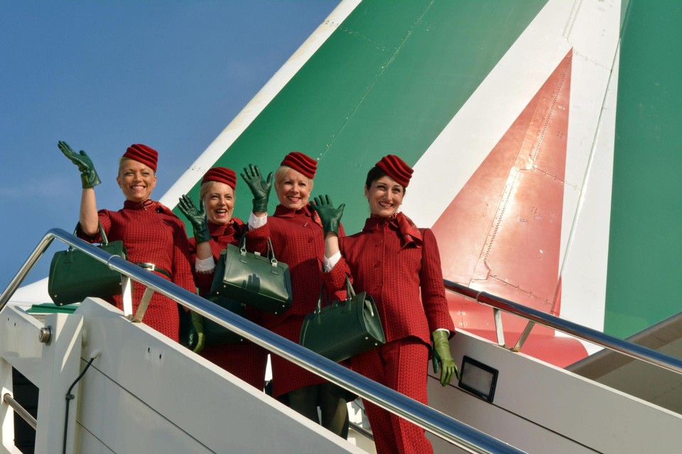 Stewardessen van Alitalia in 2016 in Rome, gekleed in een opvallend rood uniform, ontworpen door Ettore Bilotta.