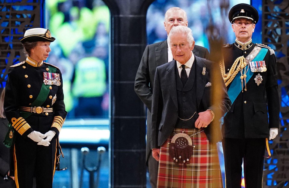 Het personeel kreeg het nieuws van hun ontslag te horen toen Charles een herdenkingsdienst voor zijn moeder bijwoonde in Edinburgh. 