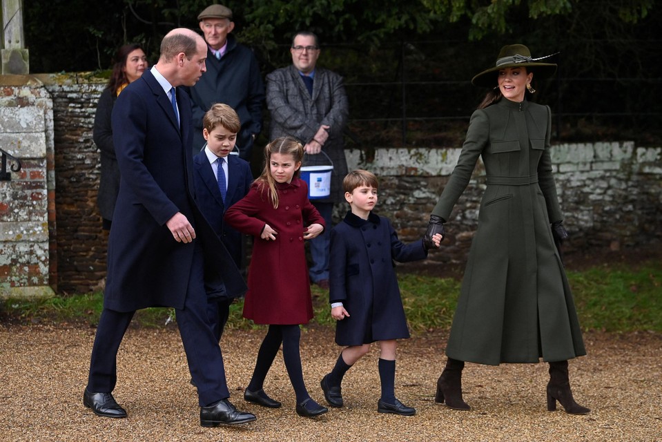 Eerste kerst zonder Queen, maar Britse koningshuis toont zich opvallend verenigd met zelfs prins Andrew op de lunch: “Niet toevallig” - Het Nieuwsblad