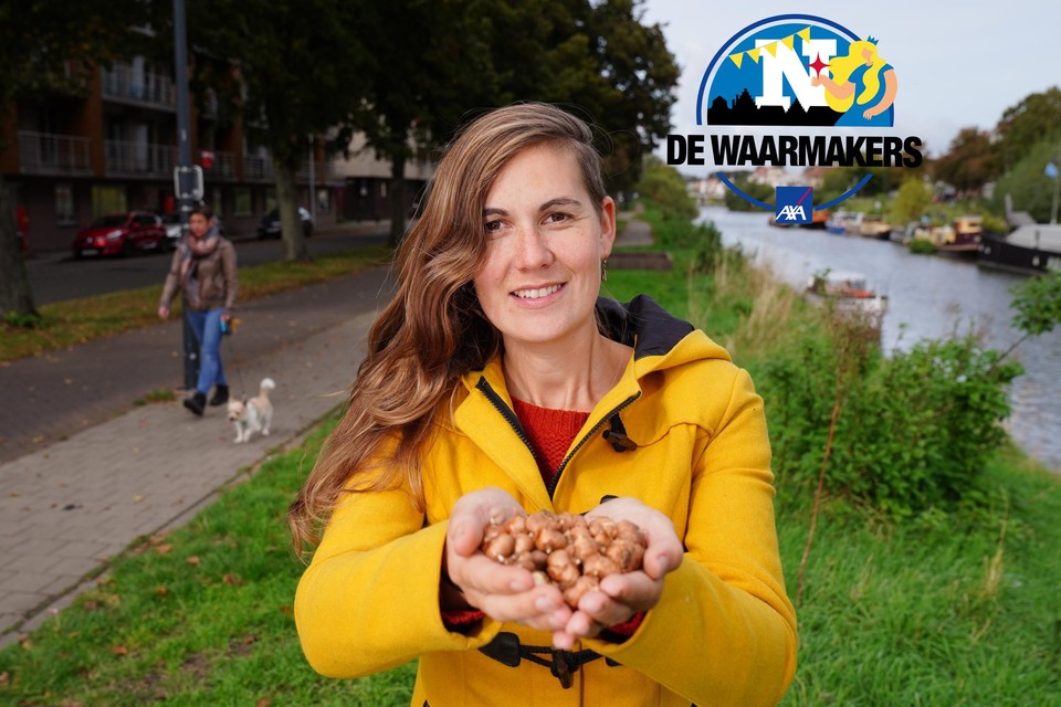 Steffi Boelens van het Gents MilieuFront (GMF) wil 20.000 bloembollen planten rond het fietspad van de Groendreef in Gent.