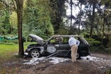 thumbnail: Range Rover brandt volledig uit, chauffeur kan uit wagen ontsnappen 