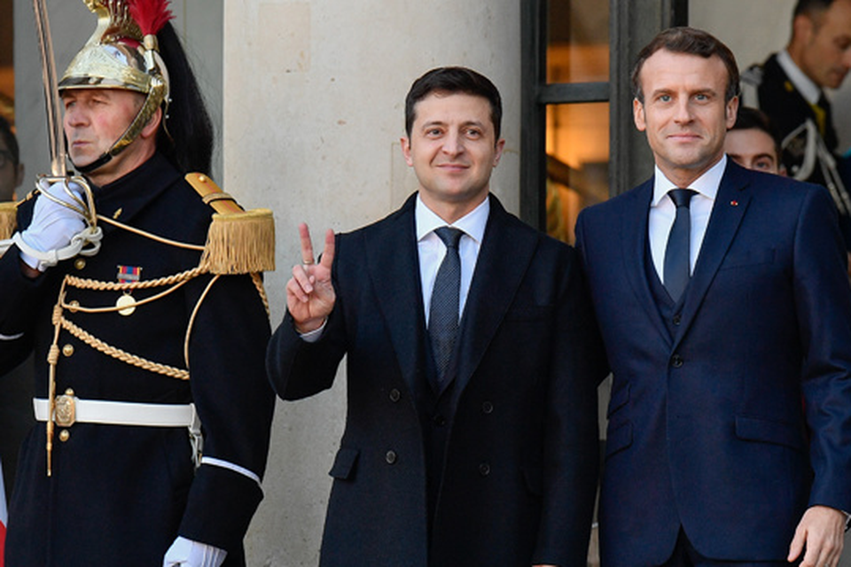 Zelensky e Macron quando tutto era ancora una torta e un uovo.  