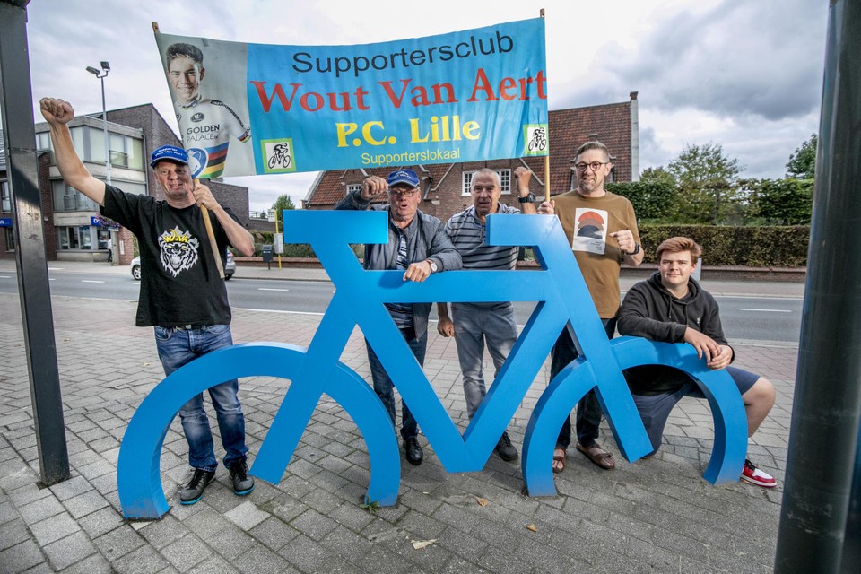 Enkele leden van de supportersclub van Wout van Aert met links Peter Van Echelpoel.