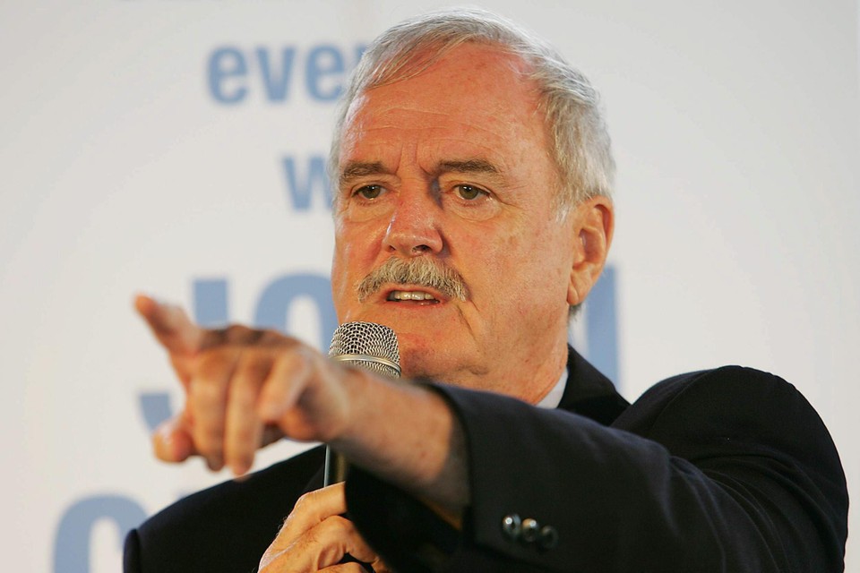 Lachen is niet altijd gezond: een komedie met John Cleese werd jaren geleden een man zijn dood.