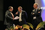 thumbnail: Presentator Niko De Muyter, sportschepen Filip De Meyer en voorzitter Sportraad Geert De Lepeleer