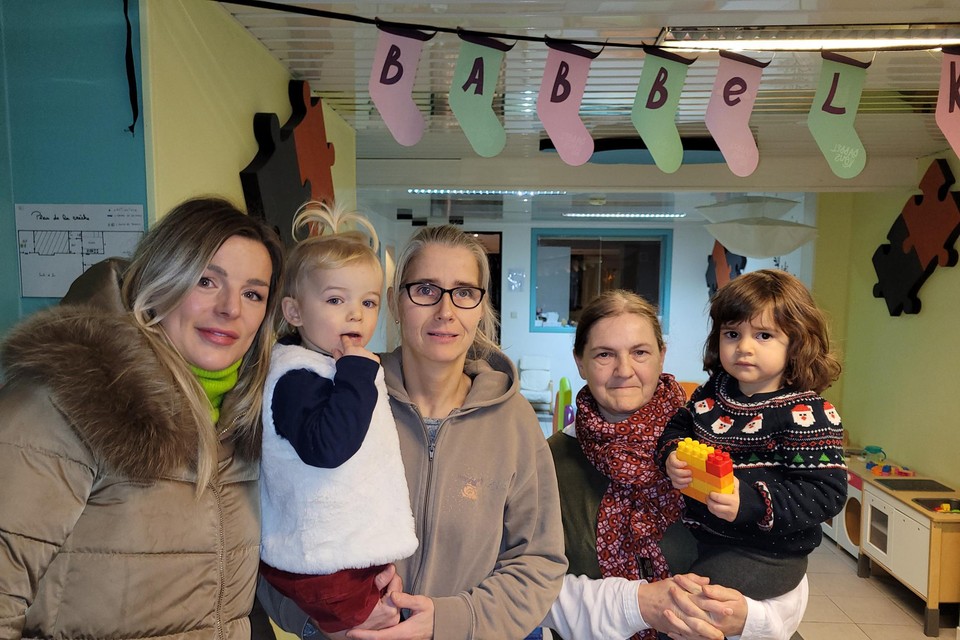 Mama Stefanie (links) bleef strijden om de crèche in Wemmel open te houden, maar de bevoegde commissie wilde in beroep de beslissing om te sluiten, niet terugdraaien.