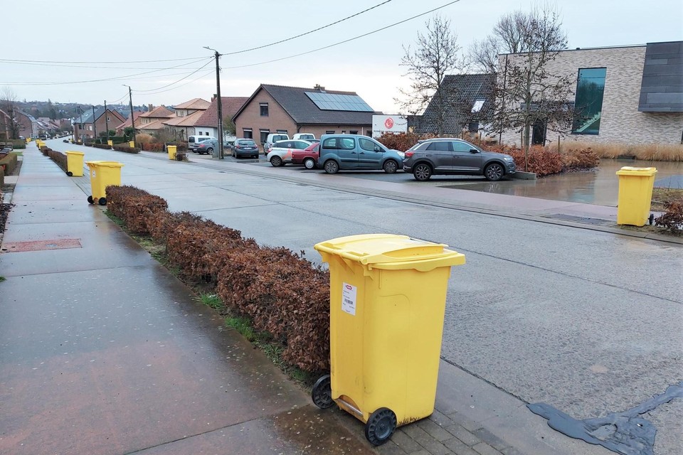 De Krawatenstraat in Kortenaken kleurt ook geel op donderdag.