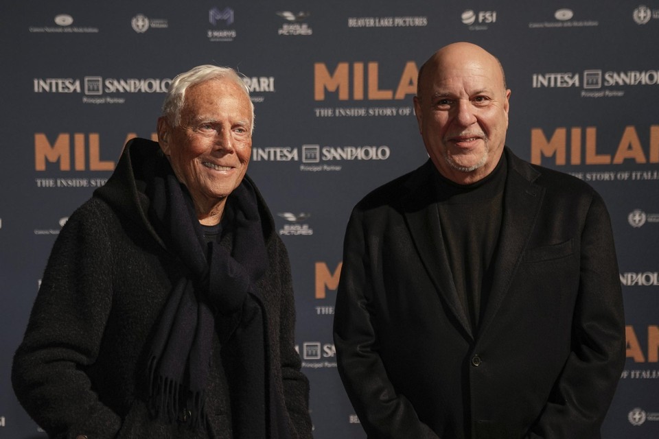 Lo stilista Giorgio Armani (a sinistra) appare nel documentario.  Era sul tappeto rosso con il produttore Alan Friedman