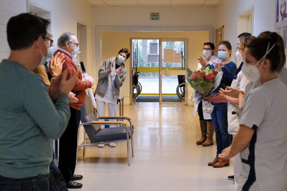 Dokters en verpleegkundigen applaudiseren bij de start van het project voor de ervaringsdeskundigen.