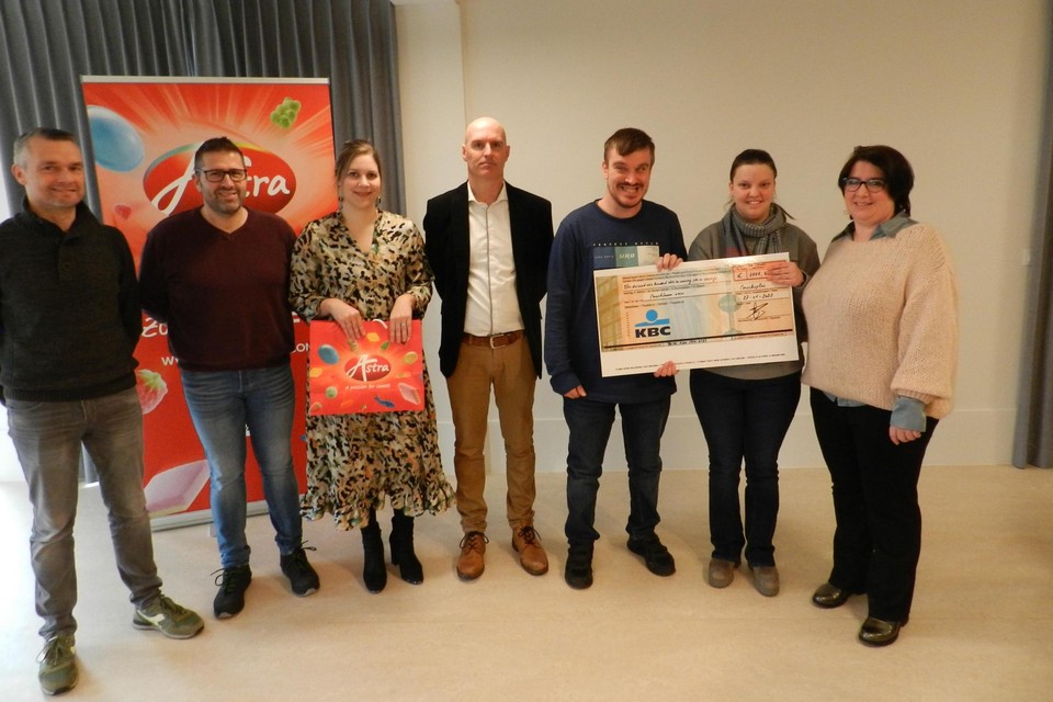 Cliënten Jasmien en Kristof van MarkSaam mochten de cheque in ontvangst nemen van de organisatie van Dirty Splaherr en sponsor Astra Sweets.