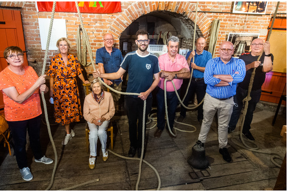 De vrijwilligers van de Sint-Michielskerk in Roeselare, met de touwen van de klokken. 