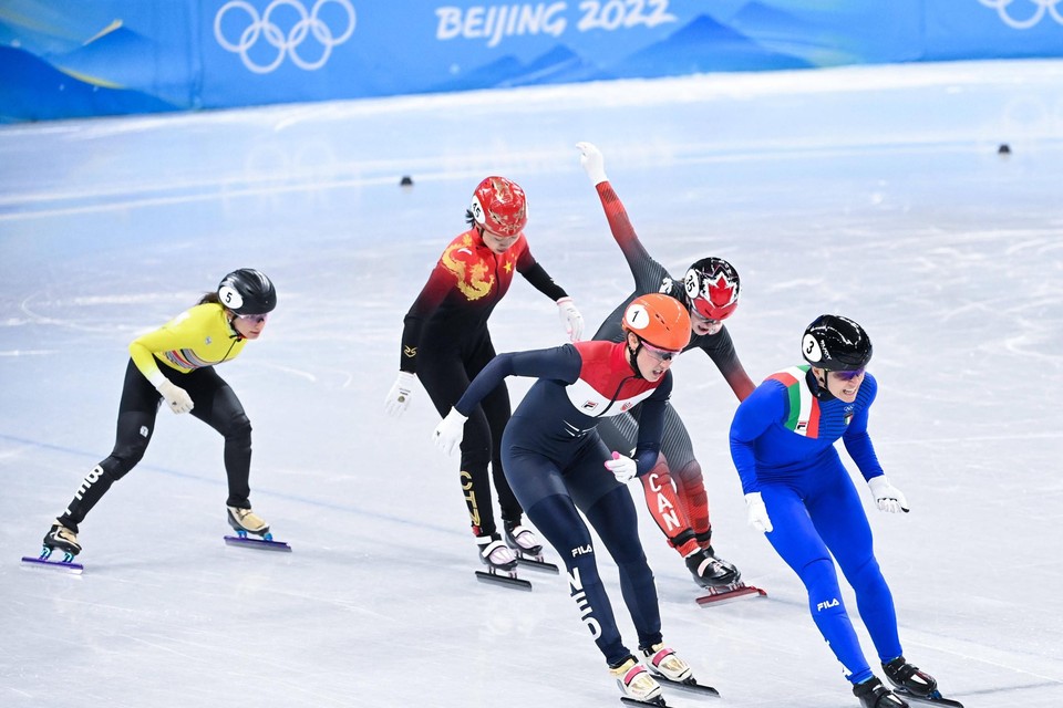 Fontana ha vinto l'oro nella finale della pista stretta dei 500 metri, in cui il nostro compagno di squadra Hannay Desmet (n. 5) si è piazzato quinto. 