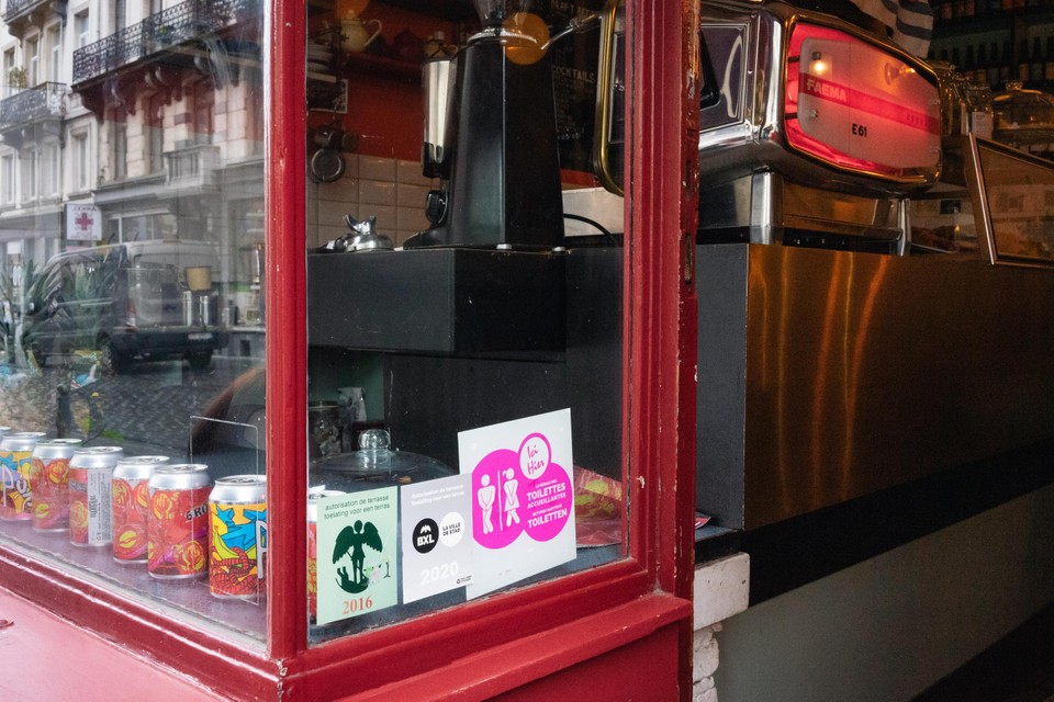 Als de nood hoog is, kan u in Brussel gratis terecht bij zaken met een roze sticker.