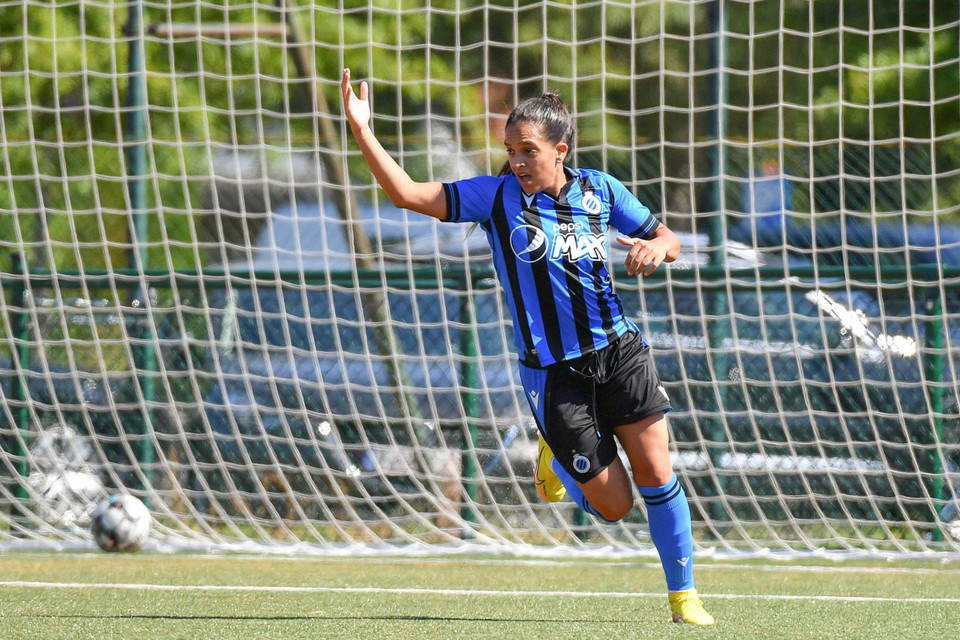 De bal ligt in het net: Sakina Ouzraoui bracht Club YLA in de derby op Zulte Waregem al na vier minuten op voorsprong. 