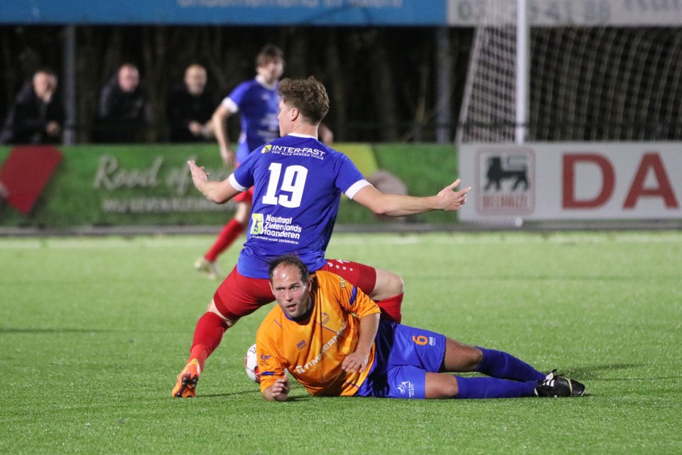 Ken Spies (19, Svelta Melsele) en Sander Van Hoecke (6, FC Kleit) in een ongebruikelijk duel. 