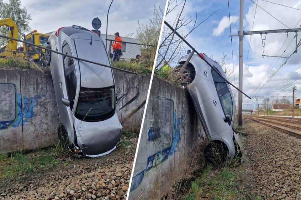De auto kwam verticaal tot stilstand vlak naast de spoorweg in Kontich.