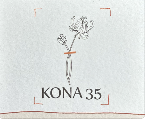 Het logo van Kona35, een chrysant, staat niet alleen voor jeugdigheid, maar is ook Ans geboortebloem.
