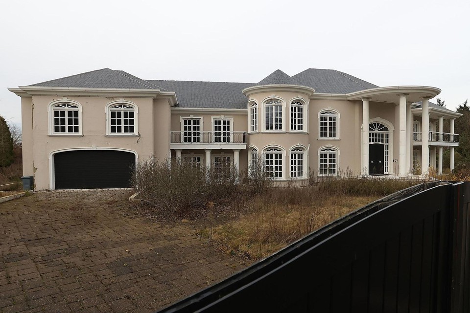 De villa in Grote Heide ligt er na al die jaren maar verkommerd bij. Het is niet de villa waar Marcel Van Hout in 2017 werd vermoord. 