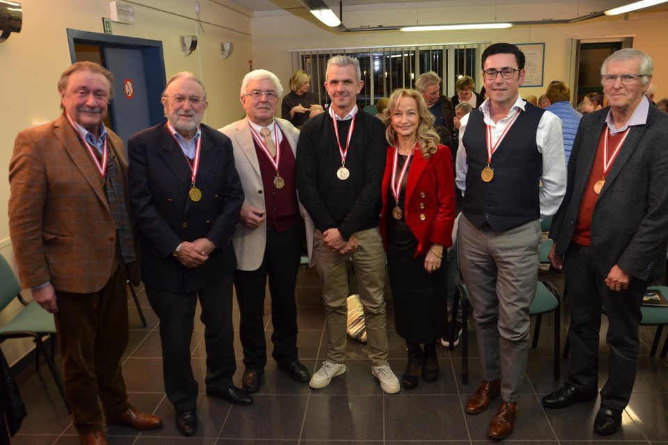 Orvar en Karen Cornette (4de en 5de van links) werden samen met hun zus Inge opgenomen in de Orde van Triverius.