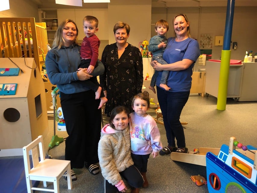Inge Van Gorp van ‘t Kadeeke (rechts) staat met een begeleidster in haar kinderopvang aan Bolk in Vosselaar bij schepen Inge Van Goubergen (midden). ’t Kadeeke gaat de nieuwe kinderopvang in de Nijverheidsstraat in Vosselaar uitbaten.