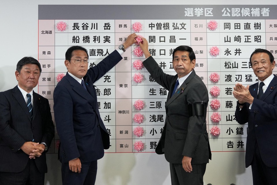Premier Fumio Kishida (tweede van links) blijft aan de macht in Japan. 