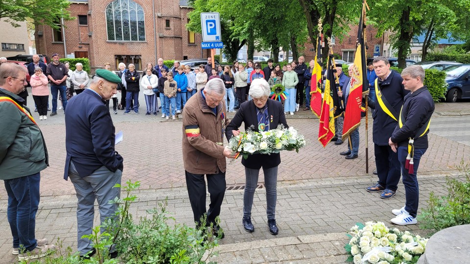 Oud-strijder en veteraan Karel Van Hullebusch (88) legt bloemen neer aan het monument in Brecht, in naam van NSB-Brecht.