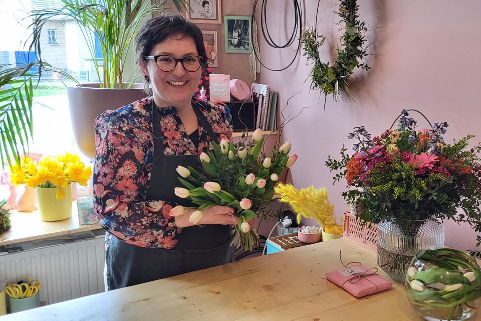 Nena Naegels deelt in haar atelier graag haar passie voor bloemen.