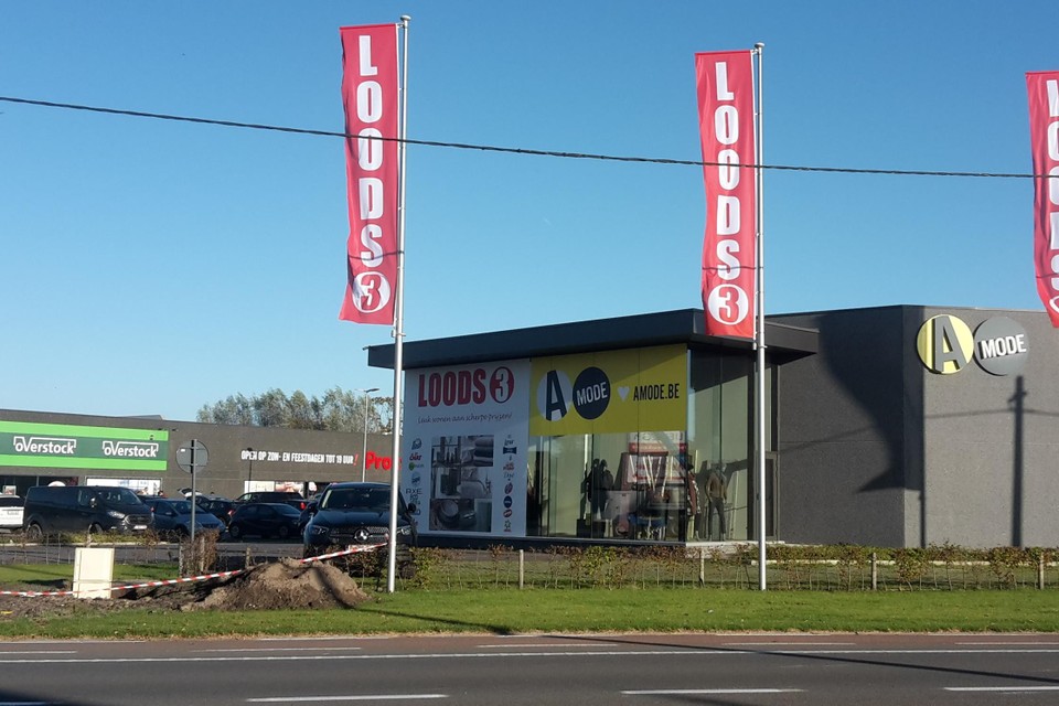 Loods 3 verhuisde naar Waarschoot, Barbier Tom doet straks hetzelfde richting Zomergem.