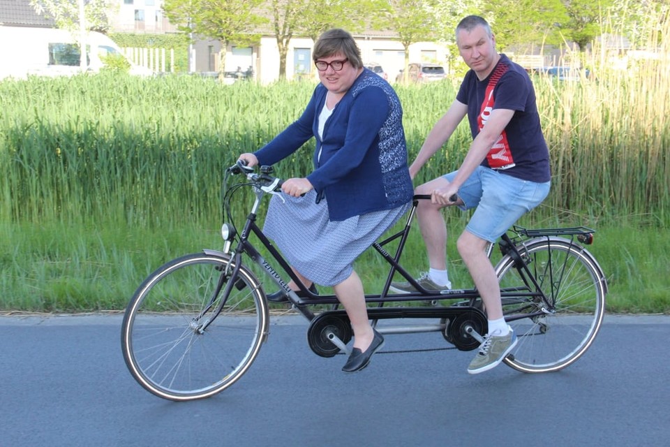 Steve en Petra op de tandem in Ieper. “Dankzij Petra kan ik nu buitenkomen.”