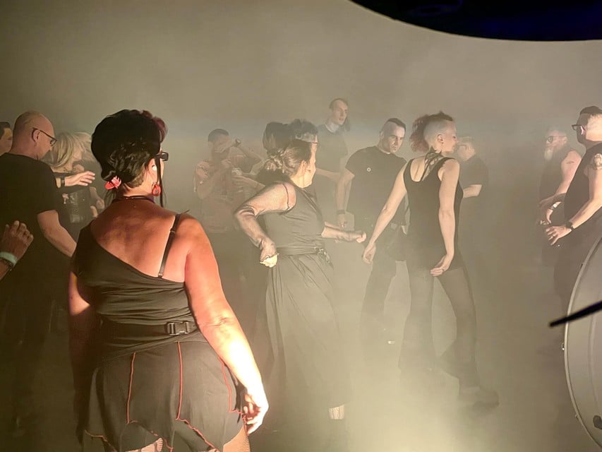 Het benefiet kreeg sterke steun van vele new wave-liefhebbers.