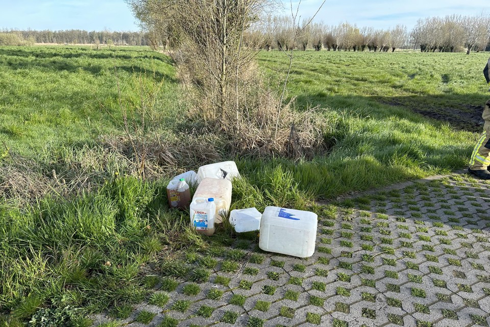 campagne Nauw Inleg Verschillende vaten gedumpt langs berm (Oostkamp) | Het Nieuwsblad Mobile
