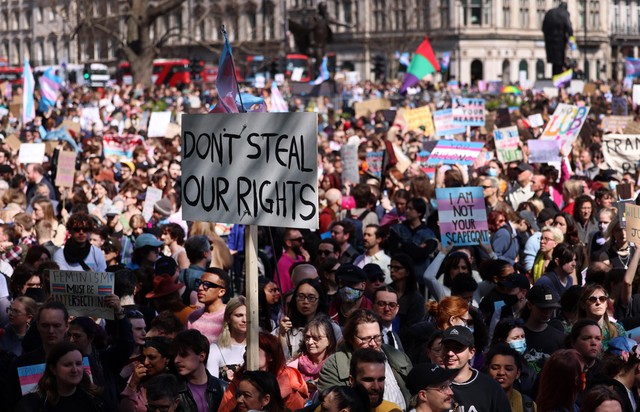 Duizenden demonstreren in Londen na uitspraak Brits Hof over trans vrouwen | Het Nieuwsblad Mobile