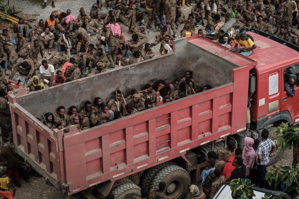 Archiefbeeld: gewonde Ethiopische soldaten worden vervoerd in Tigray. 