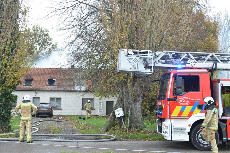 De brandweer had het vuur vrij snel onder controle, maar de woning liep zware schade op. 