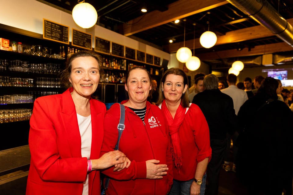 Friends Kathleen Bosmans, Sandra Verlinden and Christel Persoon.  In the red of Borgerhout, but neutral supporters 