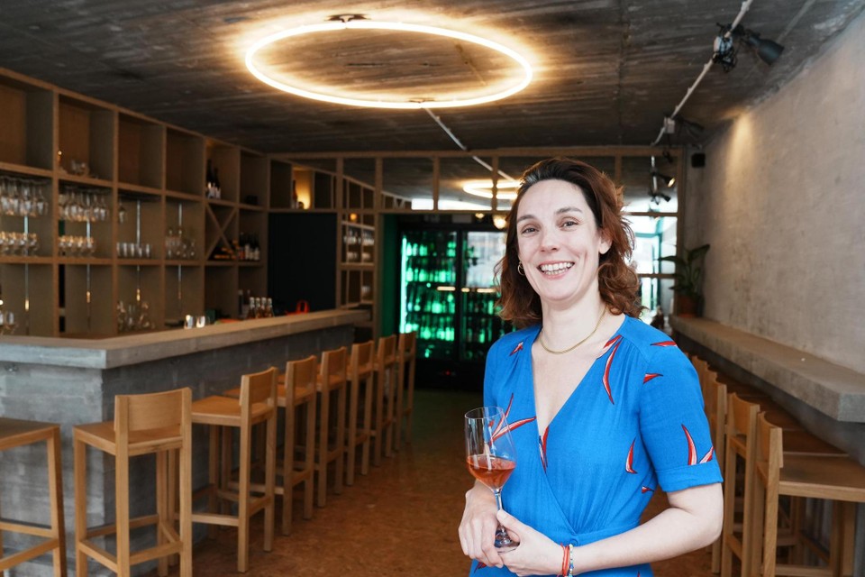 Kelly Dehollander runt het wijncafé in haar eentje en wil dankzij de lange toog veel contact met haar klanten. Ze ontwierp zelf het interieur samen met ontwerper Adriaan Verwée.