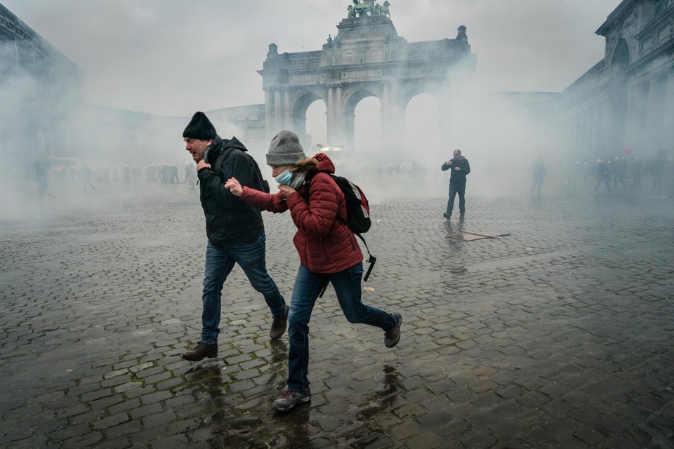 Mensen werden met traangas verdreven, ook wie met goede bedoelingen naar Brussel kwam werd na de betoging brutaal weggestuurd. 