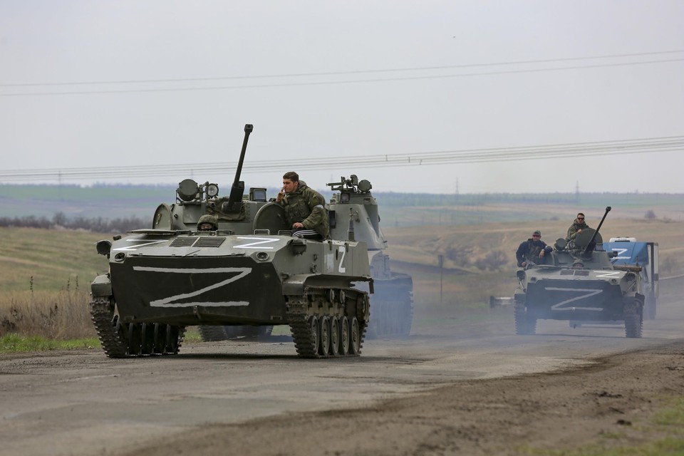Russische tanks ontvluchten het slagveld. 