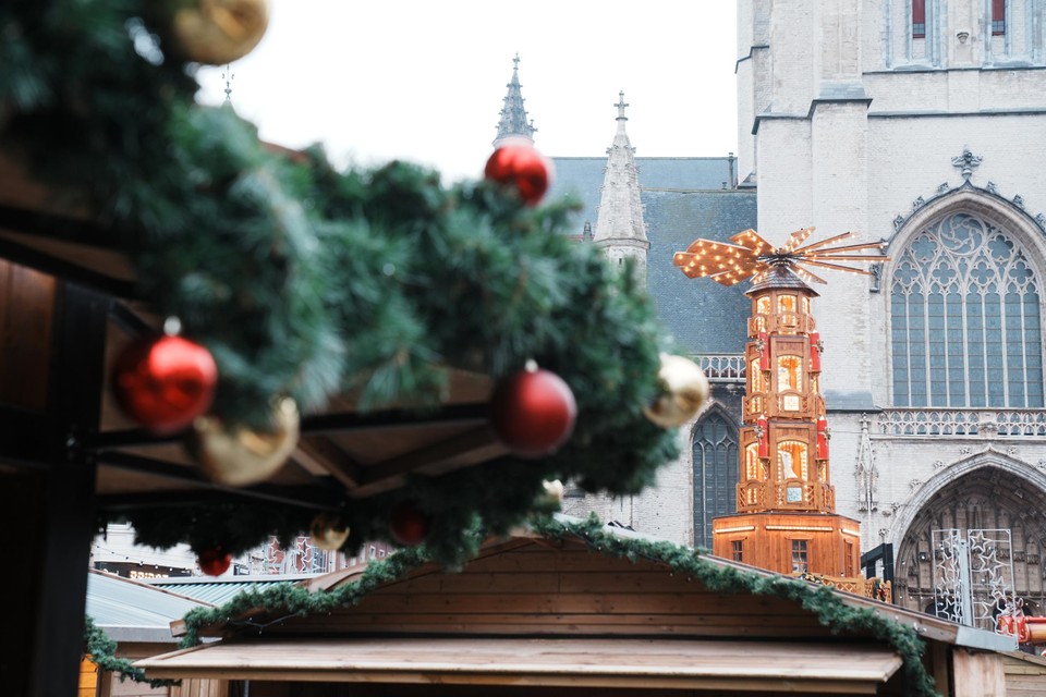 De opvallende ‘Weihnachtspyramide’ is er dit jaar ook weer bij. Je kan gezellig drinken in de schaduw van de kathedraal. 