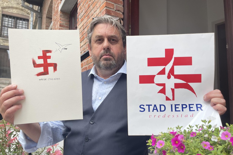 Grafisch vormgever Diederik Vandenbilcke met zijn oud stadslogo rechts en zijn recente cartoon links. ﻿
