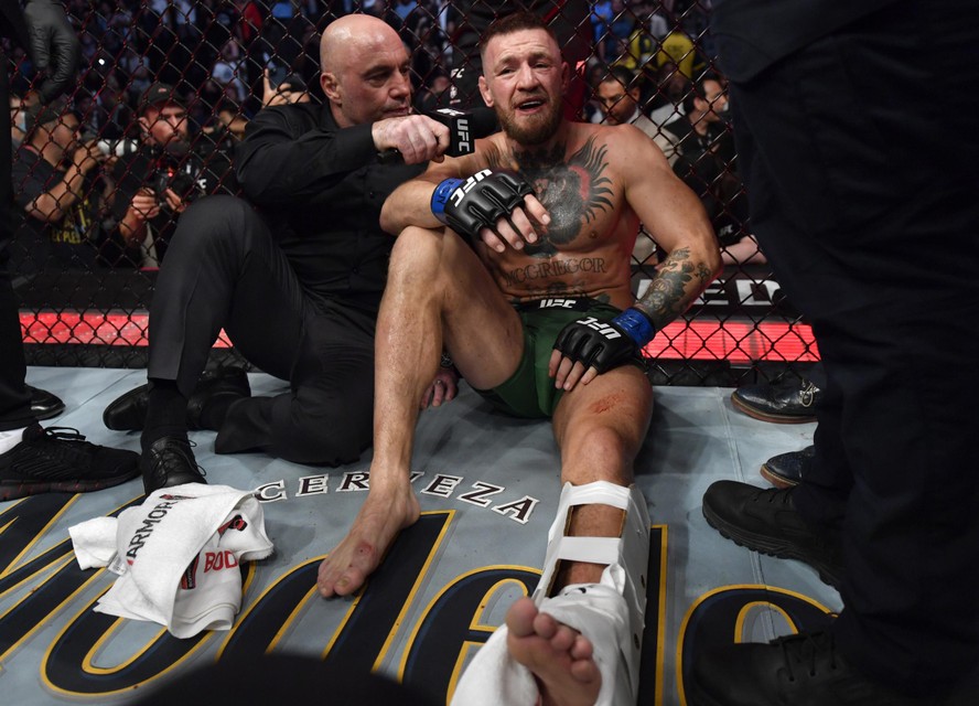 Conor McGregor brak zijn scheenbeen in 2021 tijdens zijn - voorlopig - laatste UFC-gevecht tegen Dustin Poirier.