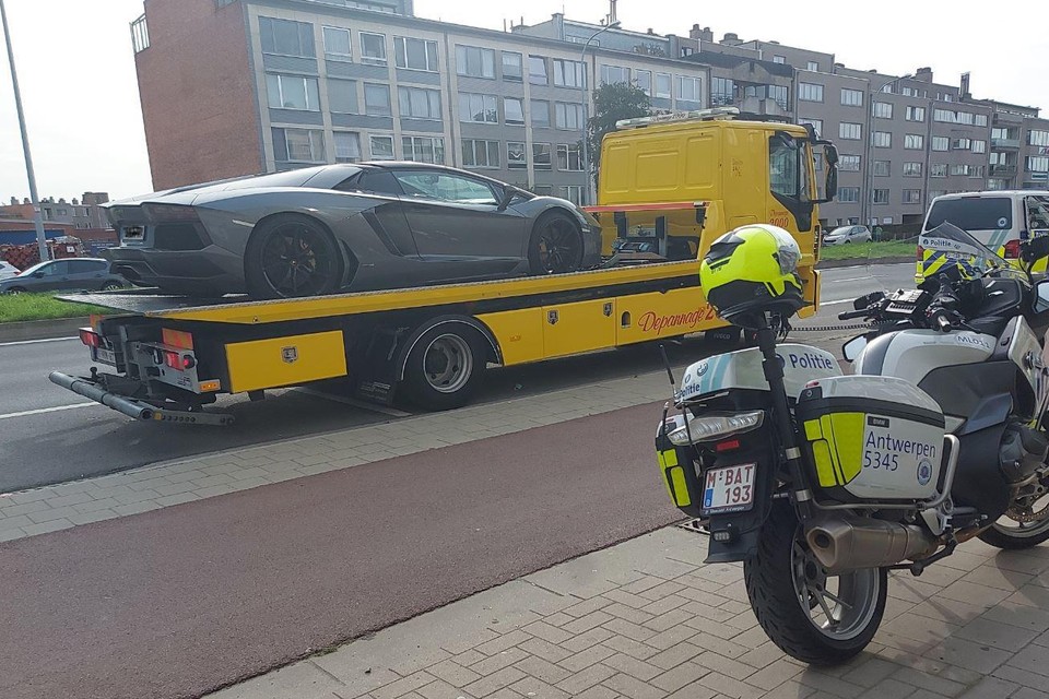 De Antwerpse politie merkte vrijdag een bestuurder van een Lamborghini op die eerder een rijverbod had gekregen en zijn herstelexamen niet had afgelegd. 