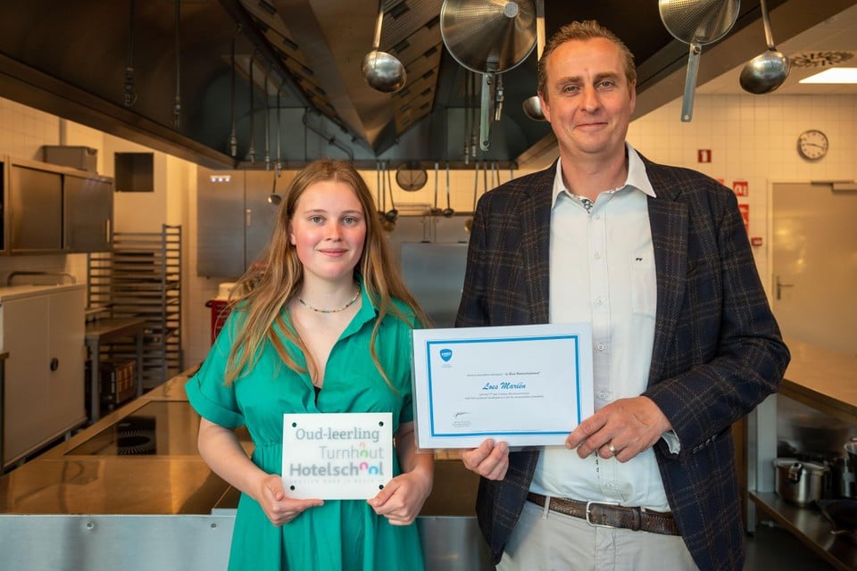 Loes Mariën kreeg persoonlijke felicitaties van Paul Versteylen van Horeca Noorderkempen.