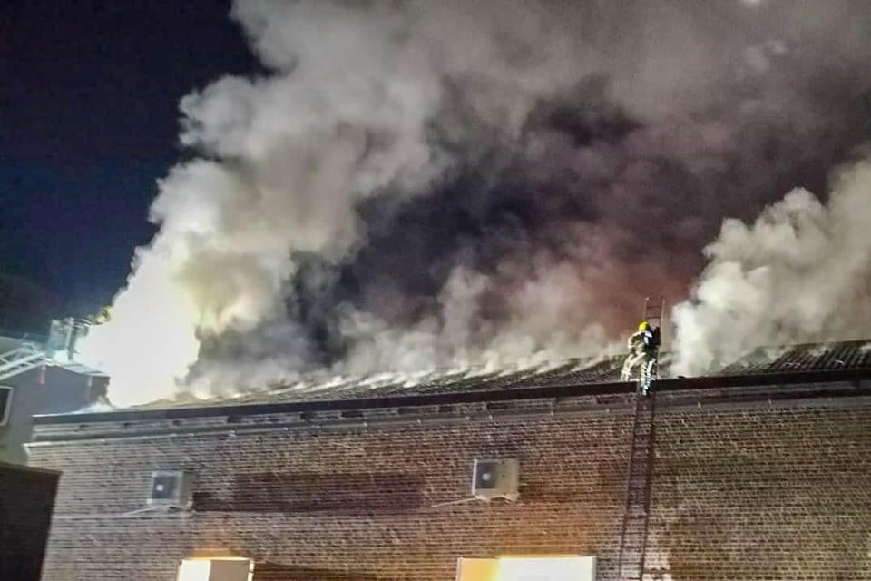 Seventy guests evacuated at Brand in Feestzaal during Trouw, firefighter slightly injured (Sint-Pieters-Leeuw)