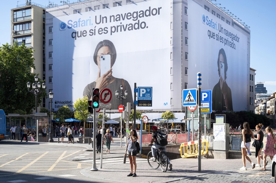 Ook in de Spaanse hoofdstad Madrid doken deze maand affiches op waarbij Apple de eigen webbrowser Safari aanprijst.