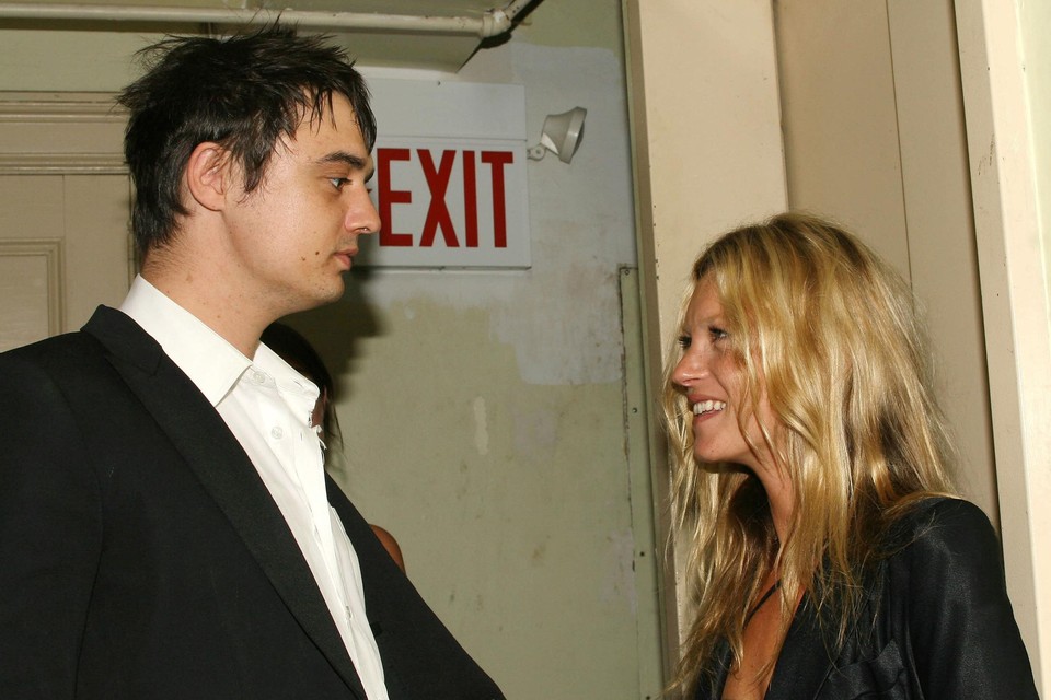 Pete Doherty en Kate Moss in 2005 