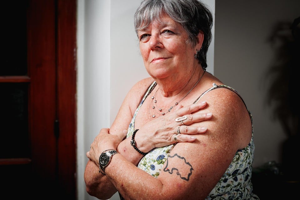 Els has two tattoos to commemorate her deceased husband Alex. The island of Jersey, and a lyric from 'No Sound But The Wind' by Editors (see photo below).