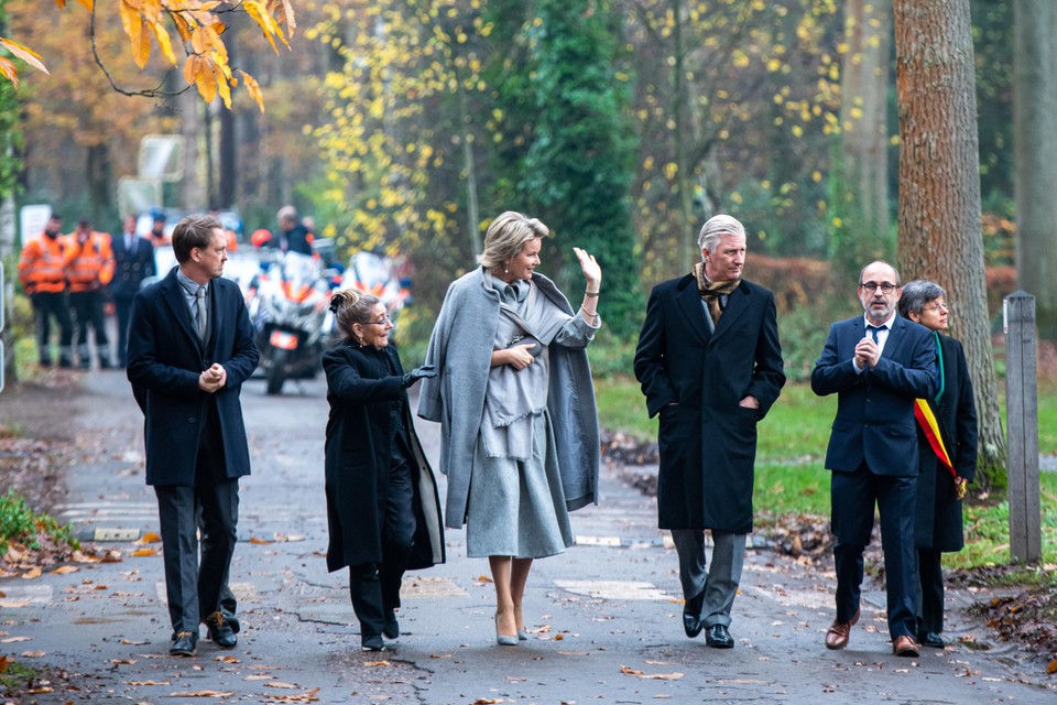Het vorstenpaar arriveert in Monnikenheide-Spectrum. Links naast de koningin Wivina Demeester, mede-oprichter van de instelling. 